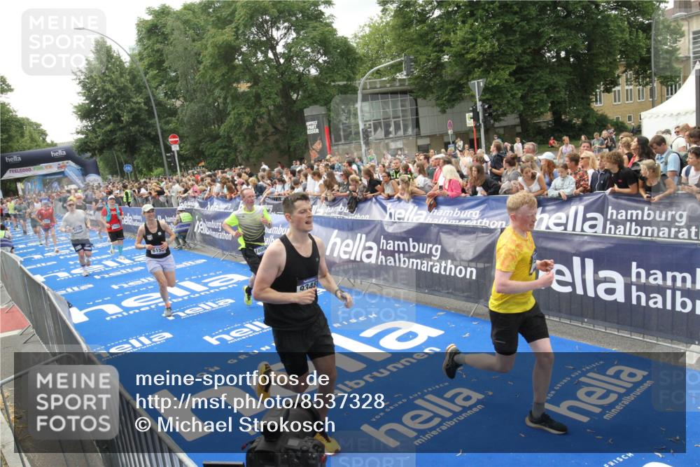 29.06.2025 - hella hamburg halbmarathon Michael Strokosch http://msf.ph/oto/8537328 29.06.2025 10:49:23 Ziel  meine-sportfotos.de