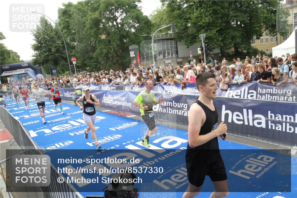 29.06.2025 - hella hamburg halbmarathon Michael Strokosch http://msf.ph/oto/8537330 29.06.2025 10:49:24 Ziel  meine-sportfotos.de