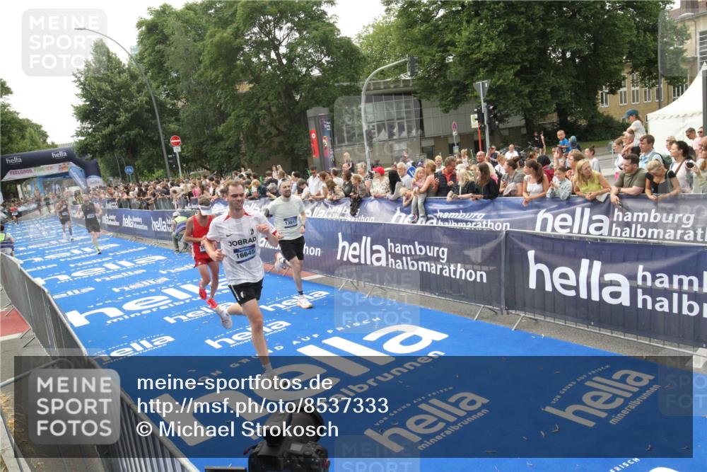 29.06.2025 - hella hamburg halbmarathon Michael Strokosch http://msf.ph/oto/8537333 29.06.2025 10:31:44 Ziel  meine-sportfotos.de