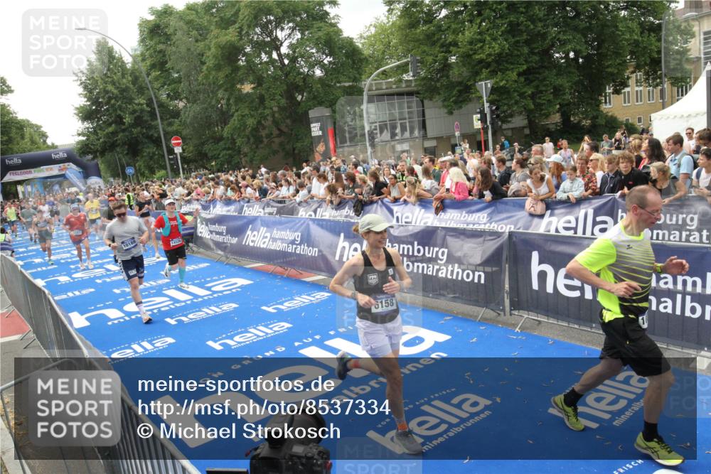 29.06.2025 - hella hamburg halbmarathon Michael Strokosch http://msf.ph/oto/8537334 29.06.2025 10:49:24 Ziel  meine-sportfotos.de