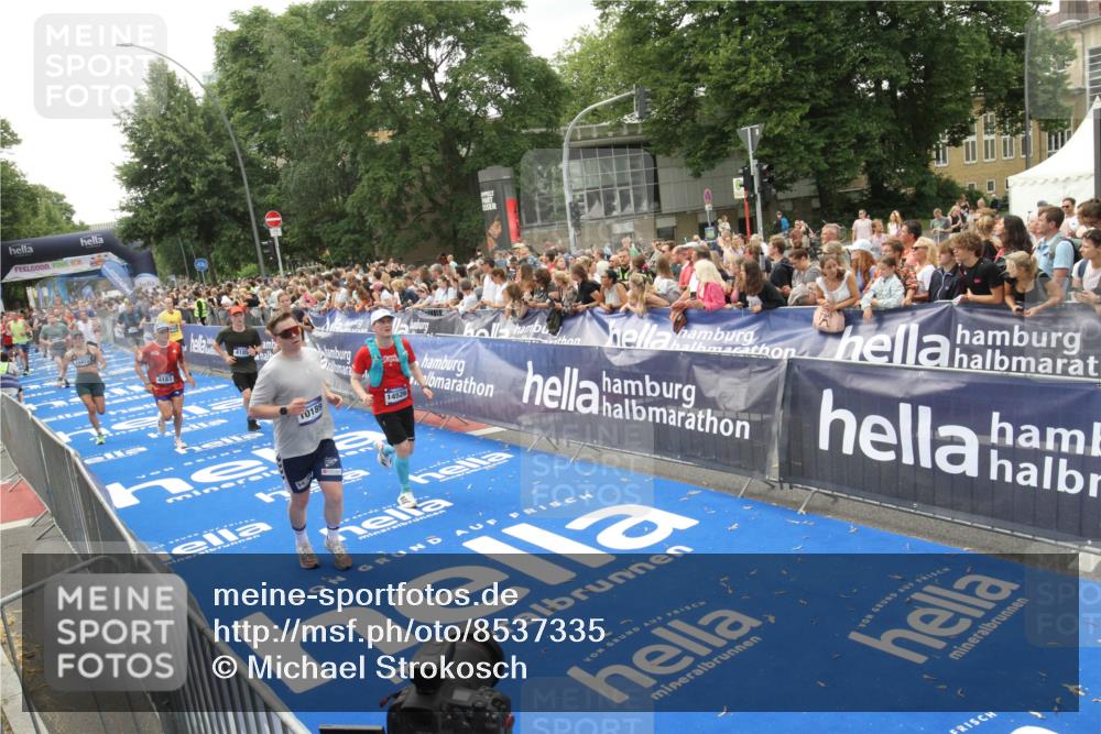 29.06.2025 - hella hamburg halbmarathon Michael Strokosch http://msf.ph/oto/8537335 29.06.2025 10:49:25 Ziel  meine-sportfotos.de