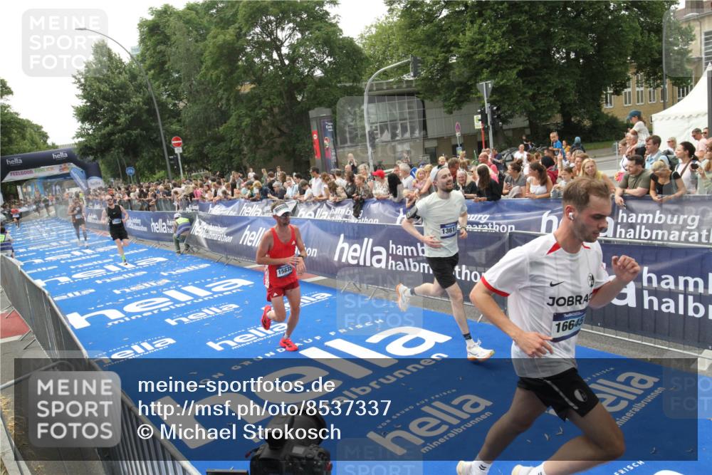 29.06.2025 - hella hamburg halbmarathon Michael Strokosch http://msf.ph/oto/8537337 29.06.2025 10:31:45 Ziel  meine-sportfotos.de