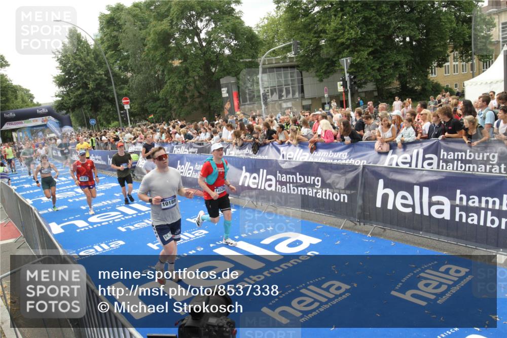 29.06.2025 - hella hamburg halbmarathon Michael Strokosch http://msf.ph/oto/8537338 29.06.2025 10:49:26 Ziel  meine-sportfotos.de