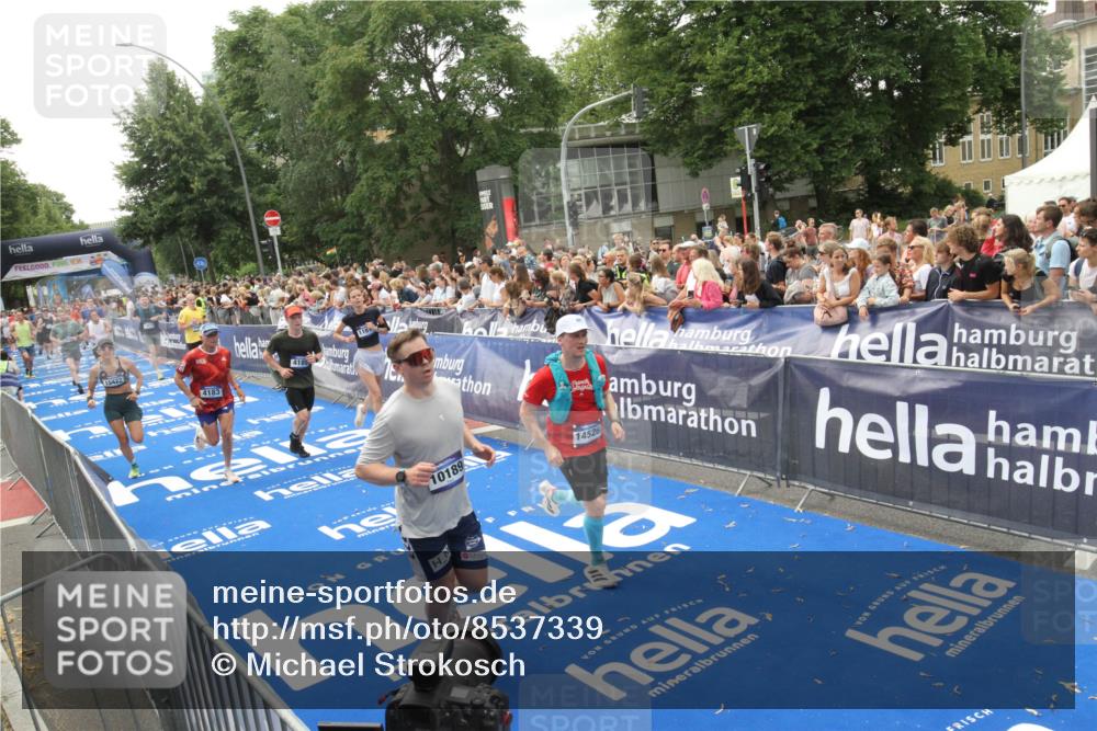 29.06.2025 - hella hamburg halbmarathon Michael Strokosch http://msf.ph/oto/8537339 29.06.2025 10:49:26 Ziel  meine-sportfotos.de