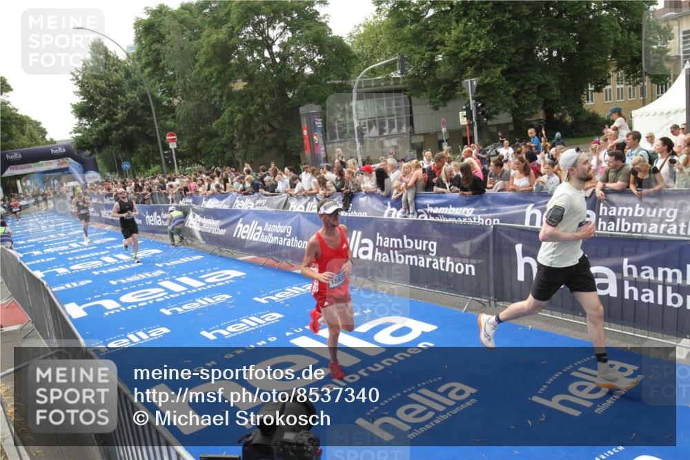 29.06.2025 - hella hamburg halbmarathon Michael Strokosch http://msf.ph/oto/8537340 29.06.2025 10:31:45 Ziel  meine-sportfotos.de