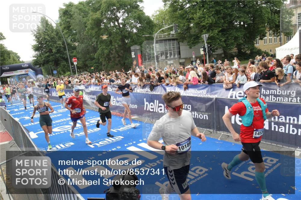 29.06.2025 - hella hamburg halbmarathon Michael Strokosch http://msf.ph/oto/8537341 29.06.2025 10:49:27 Ziel  meine-sportfotos.de