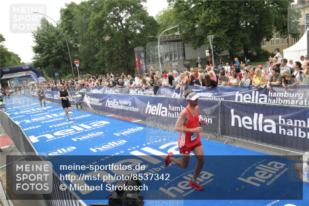 29.06.2025 - hella hamburg halbmarathon Michael Strokosch http://msf.ph/oto/8537342 29.06.2025 10:31:45 Ziel  meine-sportfotos.de