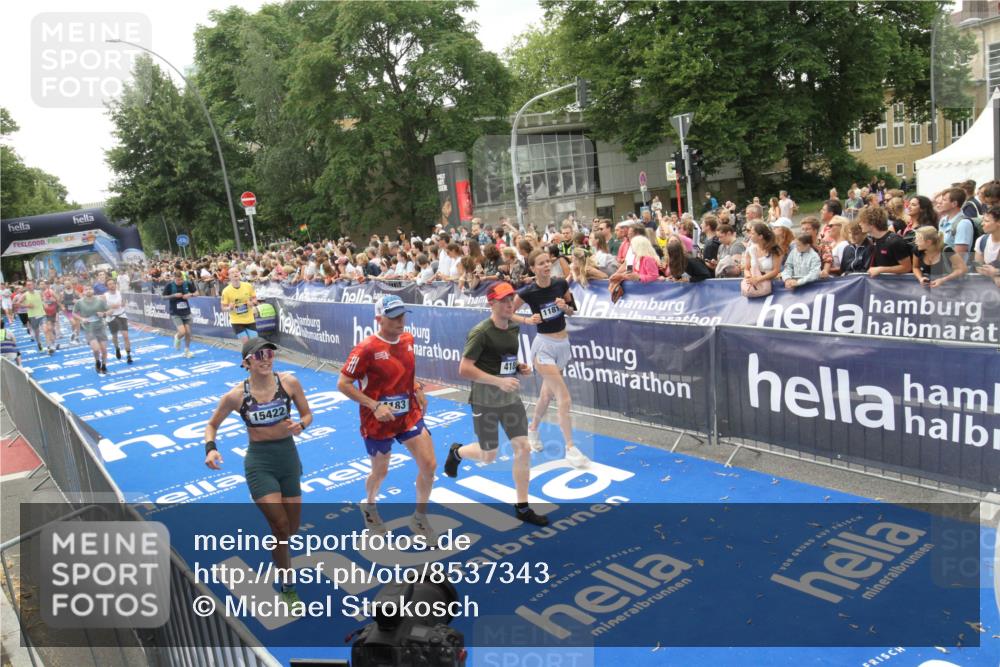 29.06.2025 - hella hamburg halbmarathon Michael Strokosch http://msf.ph/oto/8537343 29.06.2025 10:49:27 Ziel  meine-sportfotos.de