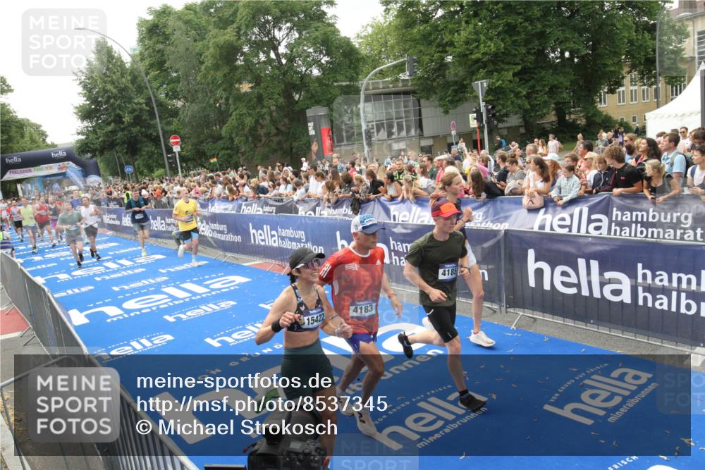 29.06.2025 - hella hamburg halbmarathon Michael Strokosch http://msf.ph/oto/8537345 29.06.2025 10:49:28 Ziel  meine-sportfotos.de