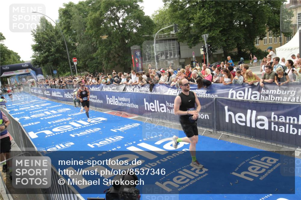 29.06.2025 - hella hamburg halbmarathon Michael Strokosch http://msf.ph/oto/8537346 29.06.2025 10:31:47 Ziel  meine-sportfotos.de