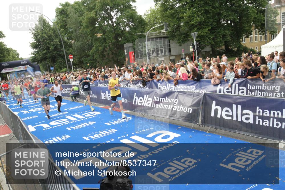 29.06.2025 - hella hamburg halbmarathon Michael Strokosch http://msf.ph/oto/8537347 29.06.2025 10:49:29 Ziel  meine-sportfotos.de