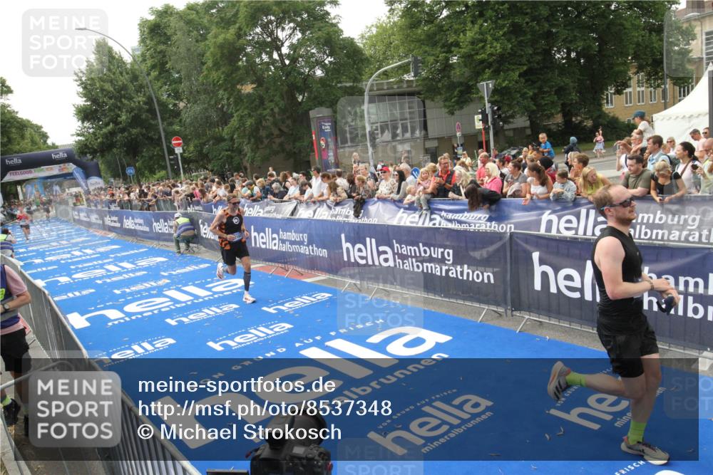 29.06.2025 - hella hamburg halbmarathon Michael Strokosch http://msf.ph/oto/8537348 29.06.2025 10:31:48 Ziel  meine-sportfotos.de