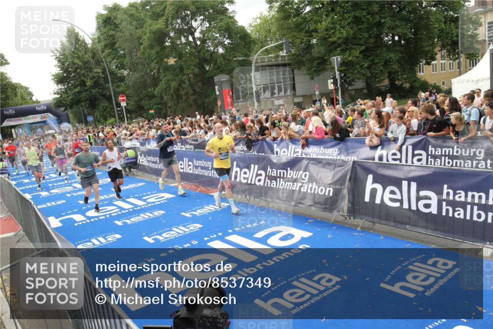 29.06.2025 - hella hamburg halbmarathon Michael Strokosch http://msf.ph/oto/8537349 29.06.2025 10:49:29 Ziel  meine-sportfotos.de