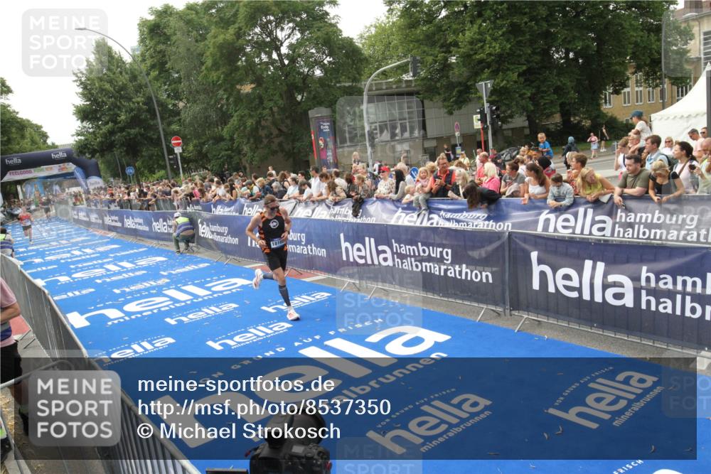 29.06.2025 - hella hamburg halbmarathon Michael Strokosch http://msf.ph/oto/8537350 29.06.2025 10:31:48 Ziel  meine-sportfotos.de