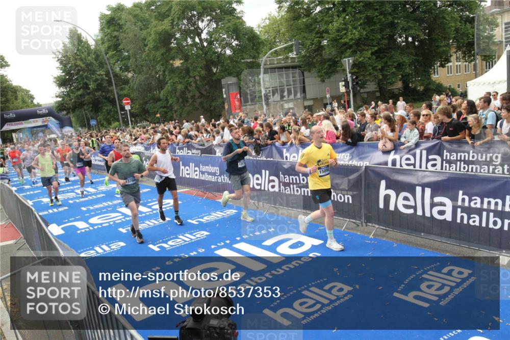 29.06.2025 - hella hamburg halbmarathon Michael Strokosch http://msf.ph/oto/8537353 29.06.2025 10:49:30 Ziel  meine-sportfotos.de