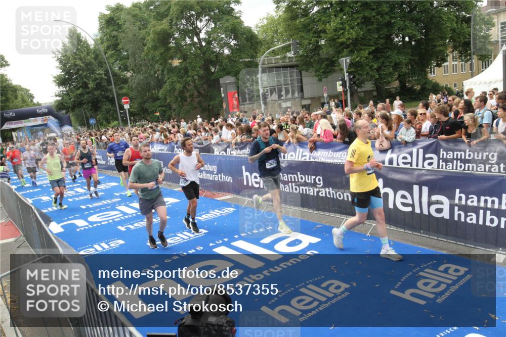 29.06.2025 - hella hamburg halbmarathon Michael Strokosch http://msf.ph/oto/8537355 29.06.2025 10:49:31 Ziel  meine-sportfotos.de