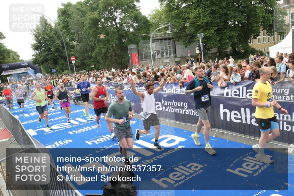 29.06.2025 - hella hamburg halbmarathon Michael Strokosch http://msf.ph/oto/8537357 29.06.2025 10:49:31 Ziel  meine-sportfotos.de