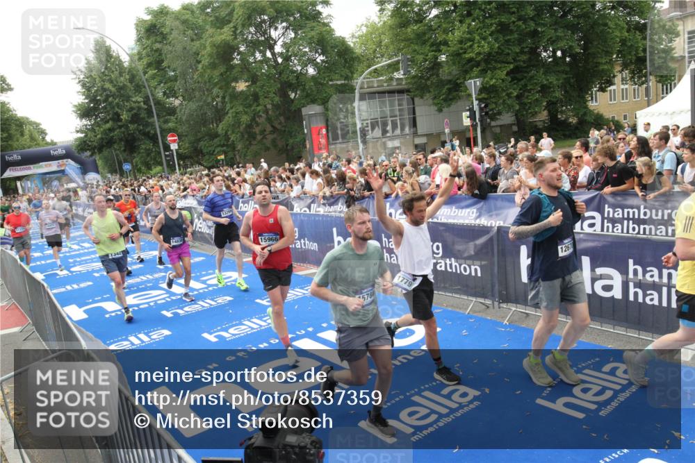 29.06.2025 - hella hamburg halbmarathon Michael Strokosch http://msf.ph/oto/8537359 29.06.2025 10:49:32 Ziel  meine-sportfotos.de