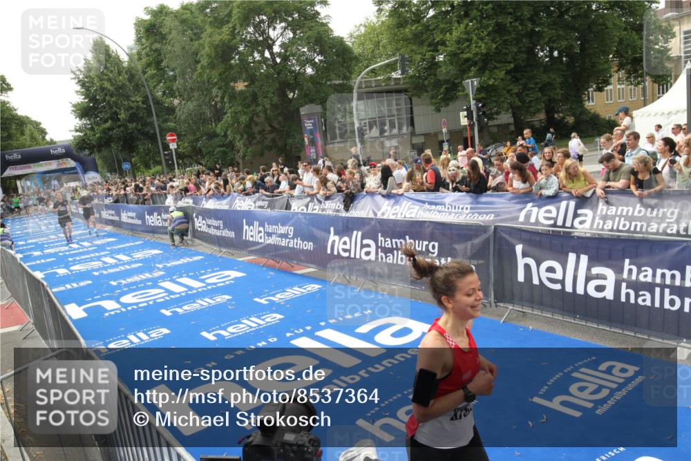 29.06.2025 - hella hamburg halbmarathon Michael Strokosch http://msf.ph/oto/8537364 29.06.2025 10:31:53 Ziel  meine-sportfotos.de