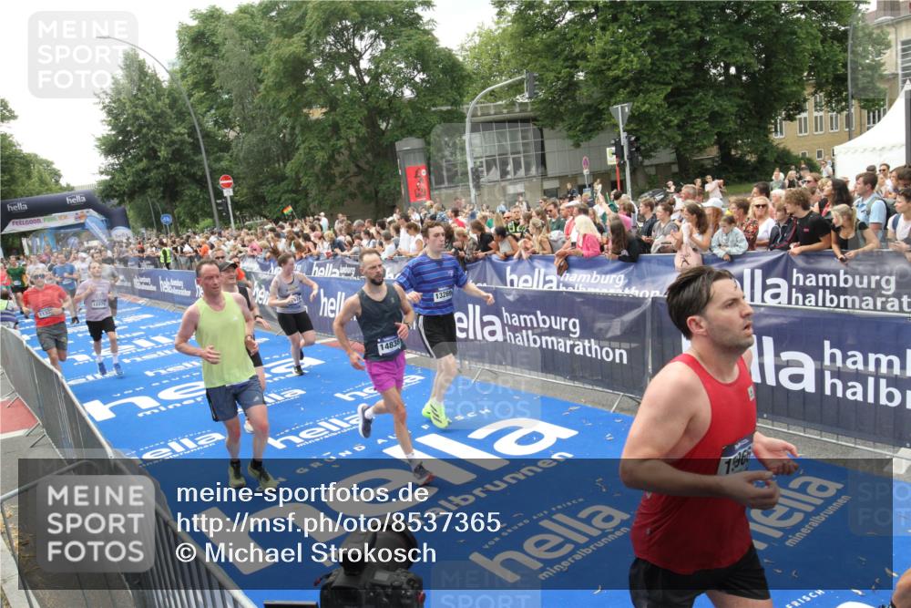 29.06.2025 - hella hamburg halbmarathon Michael Strokosch http://msf.ph/oto/8537365 29.06.2025 10:49:33 Ziel  meine-sportfotos.de