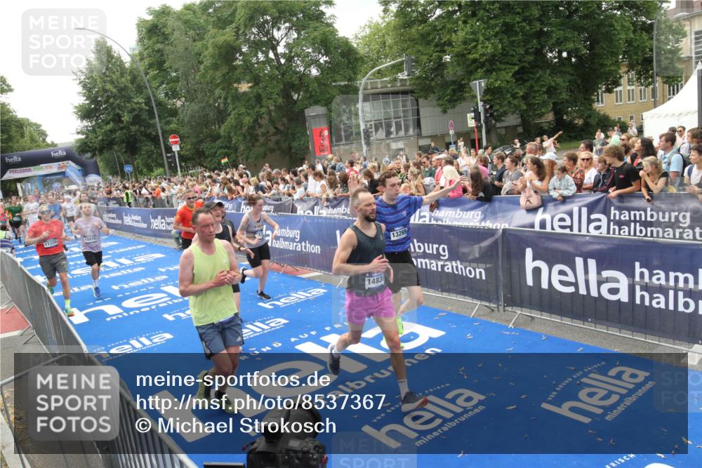 29.06.2025 - hella hamburg halbmarathon Michael Strokosch http://msf.ph/oto/8537367 29.06.2025 10:49:33 Ziel  meine-sportfotos.de