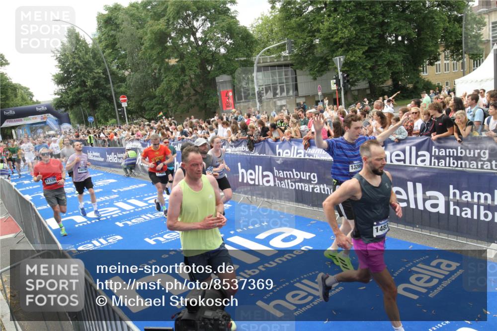 29.06.2025 - hella hamburg halbmarathon Michael Strokosch http://msf.ph/oto/8537369 29.06.2025 10:49:33 Ziel  meine-sportfotos.de