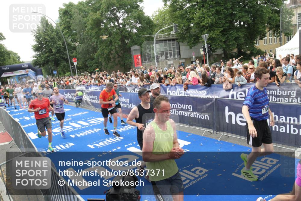 29.06.2025 - hella hamburg halbmarathon Michael Strokosch http://msf.ph/oto/8537371 29.06.2025 10:49:34 Ziel  meine-sportfotos.de