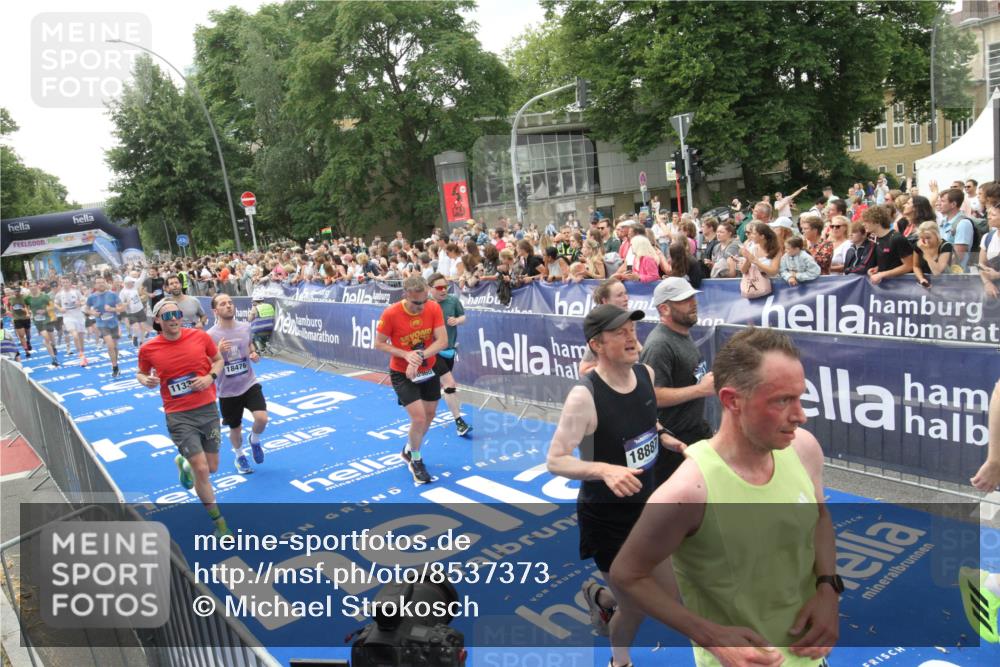 29.06.2025 - hella hamburg halbmarathon Michael Strokosch http://msf.ph/oto/8537373 29.06.2025 10:49:34 Ziel  meine-sportfotos.de