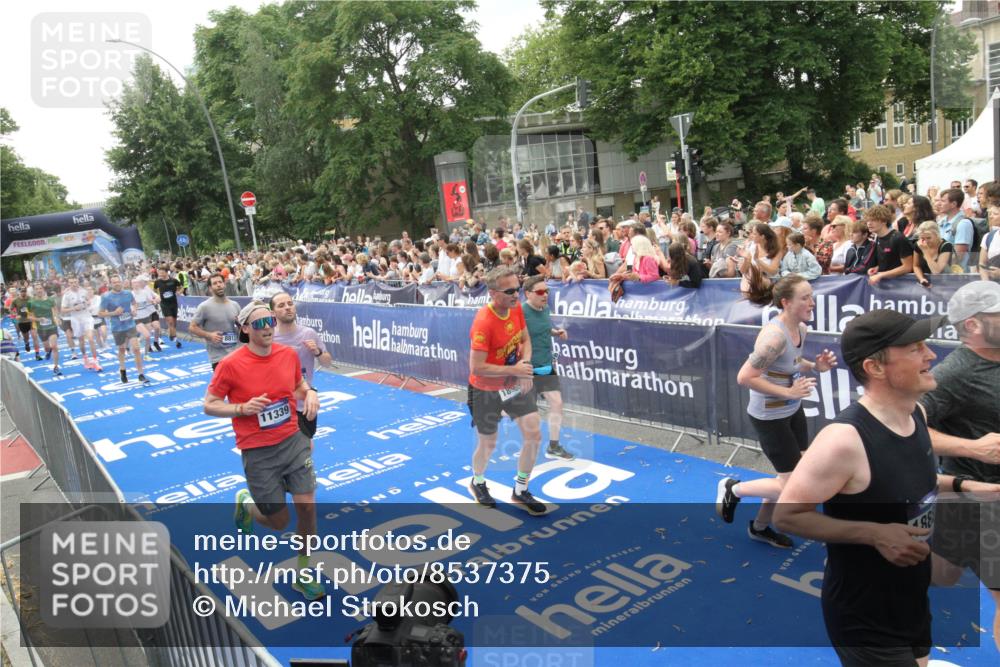 29.06.2025 - hella hamburg halbmarathon Michael Strokosch http://msf.ph/oto/8537375 29.06.2025 10:49:34 Ziel  meine-sportfotos.de