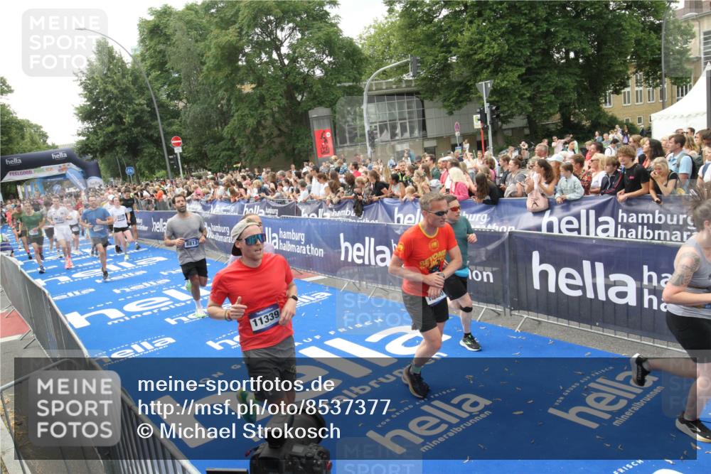 29.06.2025 - hella hamburg halbmarathon Michael Strokosch http://msf.ph/oto/8537377 29.06.2025 10:49:35 Ziel  meine-sportfotos.de