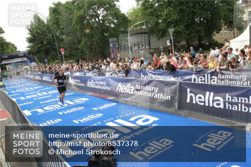 29.06.2025 - hella hamburg halbmarathon Michael Strokosch http://msf.ph/oto/8537378 29.06.2025 10:31:56 Ziel  meine-sportfotos.de
