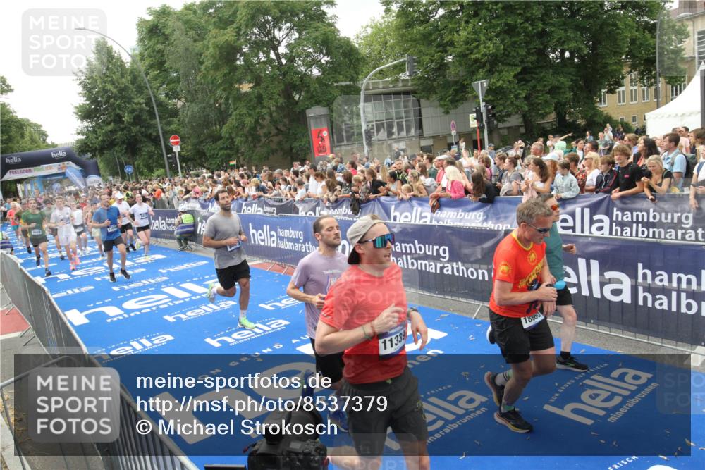 29.06.2025 - hella hamburg halbmarathon Michael Strokosch http://msf.ph/oto/8537379 29.06.2025 10:49:35 Ziel  meine-sportfotos.de