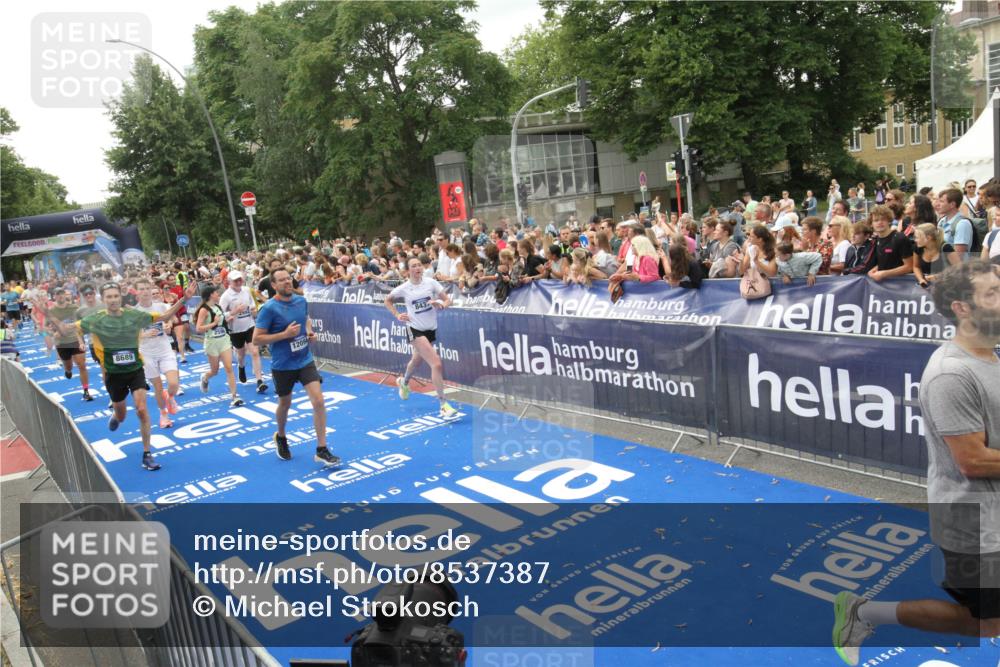 29.06.2025 - hella hamburg halbmarathon Michael Strokosch http://msf.ph/oto/8537387 29.06.2025 10:49:37 Ziel  meine-sportfotos.de