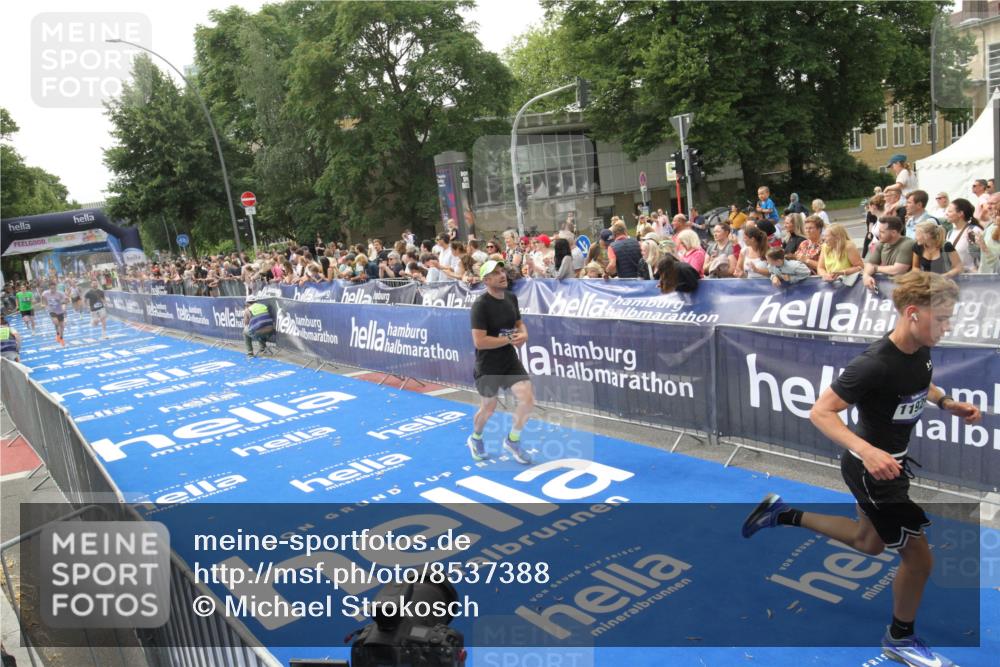 29.06.2025 - hella hamburg halbmarathon Michael Strokosch http://msf.ph/oto/8537388 29.06.2025 10:31:57 Ziel  meine-sportfotos.de