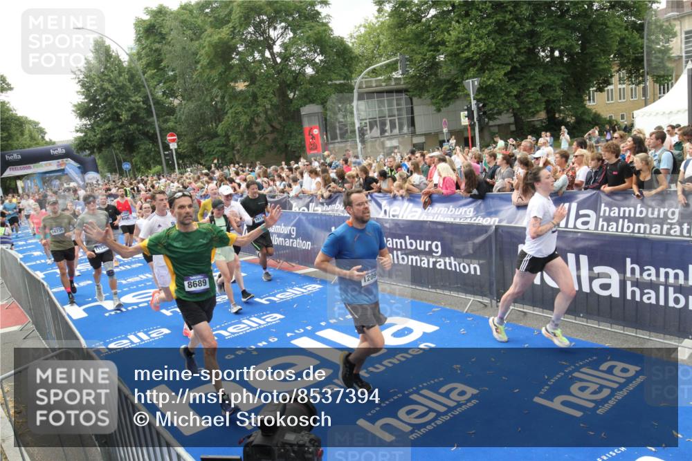 29.06.2025 - hella hamburg halbmarathon Michael Strokosch http://msf.ph/oto/8537394 29.06.2025 10:49:38 Ziel  meine-sportfotos.de