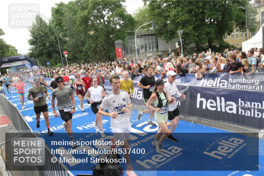 29.06.2025 - hella hamburg halbmarathon Michael Strokosch http://msf.ph/oto/8537400 29.06.2025 10:49:39 Ziel  meine-sportfotos.de