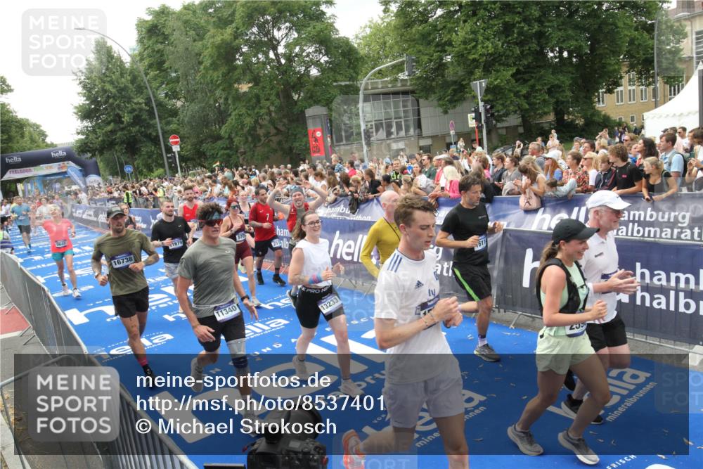 29.06.2025 - hella hamburg halbmarathon Michael Strokosch http://msf.ph/oto/8537401 29.06.2025 10:49:39 Ziel  meine-sportfotos.de