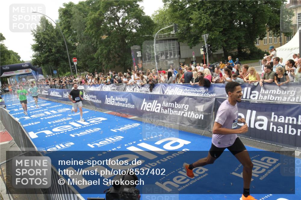 29.06.2025 - hella hamburg halbmarathon Michael Strokosch http://msf.ph/oto/8537402 29.06.2025 10:32:01 Ziel  meine-sportfotos.de
