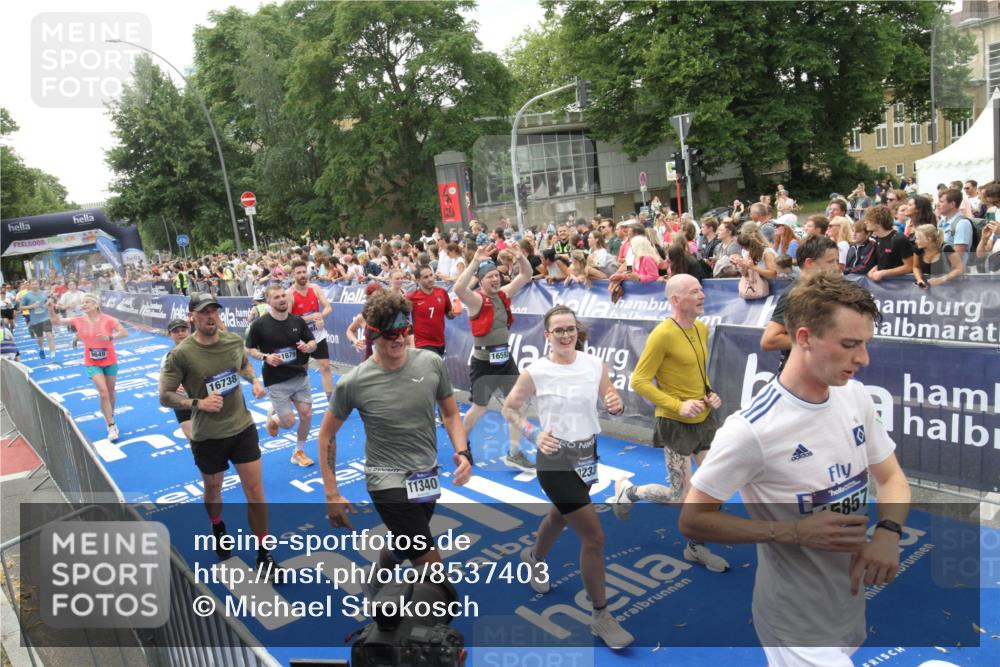 29.06.2025 - hella hamburg halbmarathon Michael Strokosch http://msf.ph/oto/8537403 29.06.2025 10:49:40 Ziel  meine-sportfotos.de