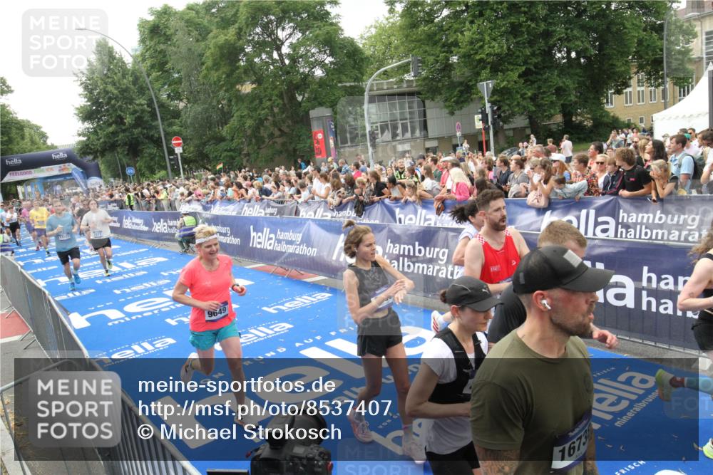 29.06.2025 - hella hamburg halbmarathon Michael Strokosch http://msf.ph/oto/8537407 29.06.2025 10:49:41 Ziel  meine-sportfotos.de