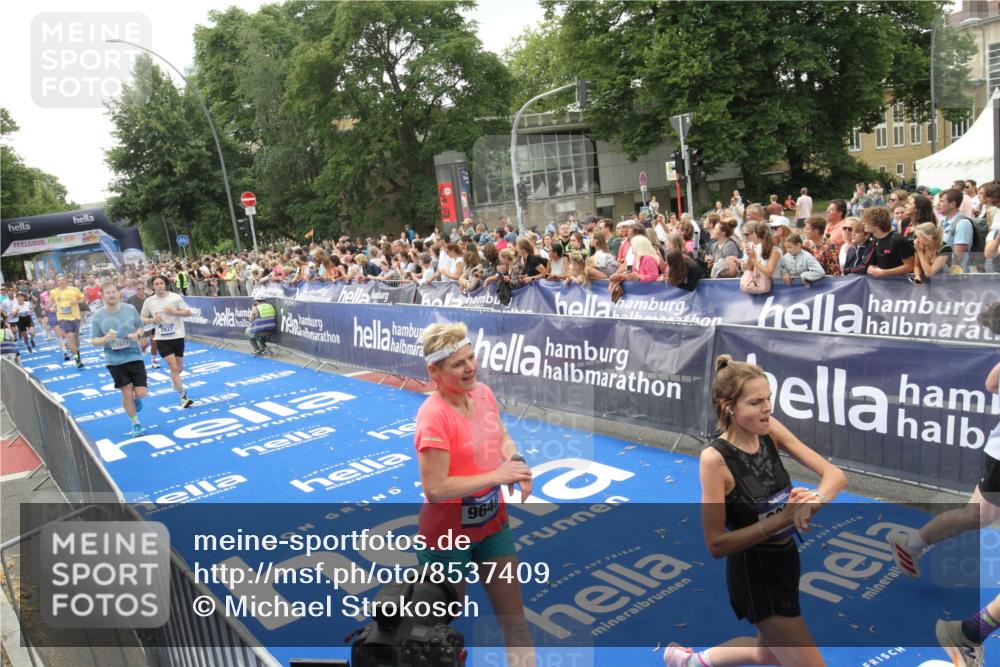 29.06.2025 - hella hamburg halbmarathon Michael Strokosch http://msf.ph/oto/8537409 29.06.2025 10:49:42 Ziel  meine-sportfotos.de