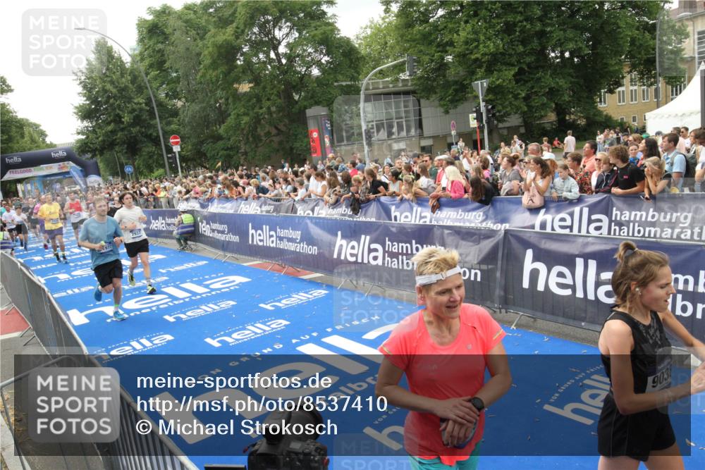 29.06.2025 - hella hamburg halbmarathon Michael Strokosch http://msf.ph/oto/8537410 29.06.2025 10:49:42 Ziel  meine-sportfotos.de
