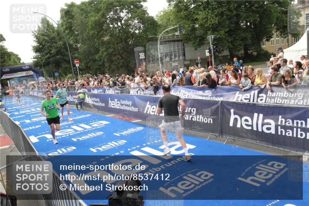 29.06.2025 - hella hamburg halbmarathon Michael Strokosch http://msf.ph/oto/8537412 29.06.2025 10:32:03 Ziel  meine-sportfotos.de