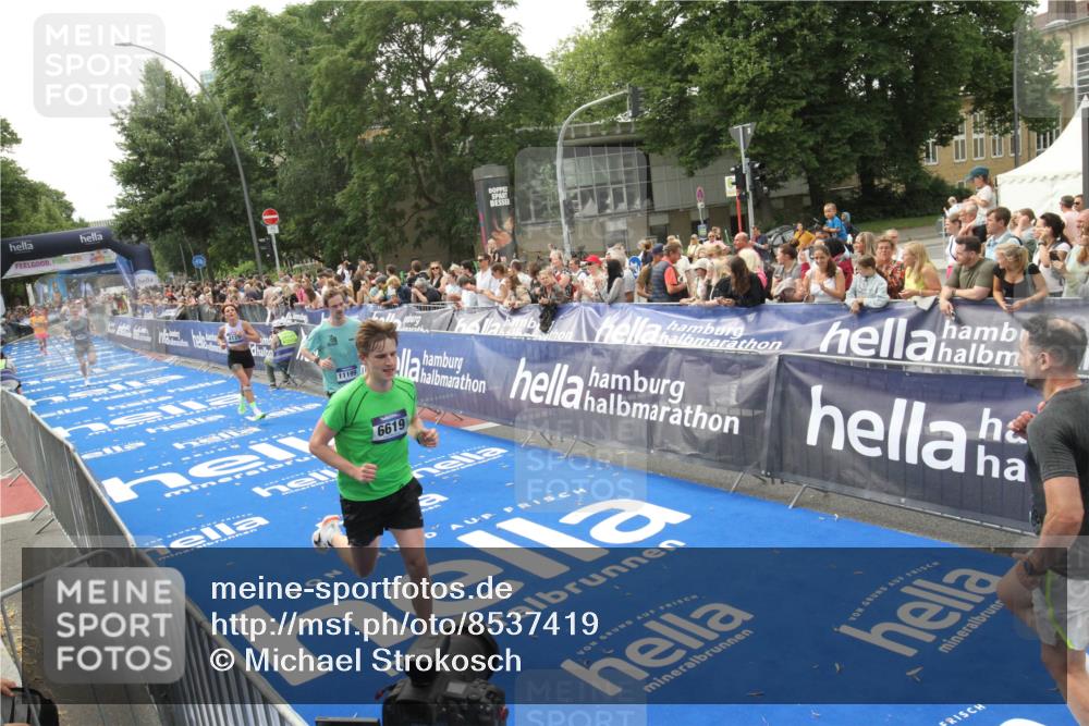 29.06.2025 - hella hamburg halbmarathon Michael Strokosch http://msf.ph/oto/8537419 29.06.2025 10:32:04 Ziel  meine-sportfotos.de