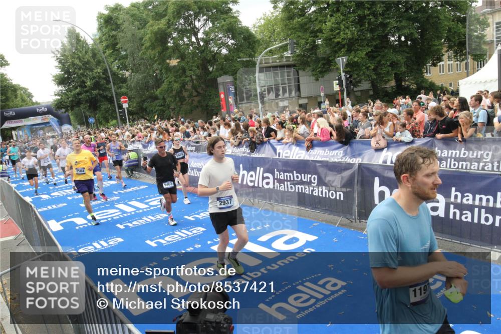 29.06.2025 - hella hamburg halbmarathon Michael Strokosch http://msf.ph/oto/8537421 29.06.2025 10:49:44 Ziel  meine-sportfotos.de