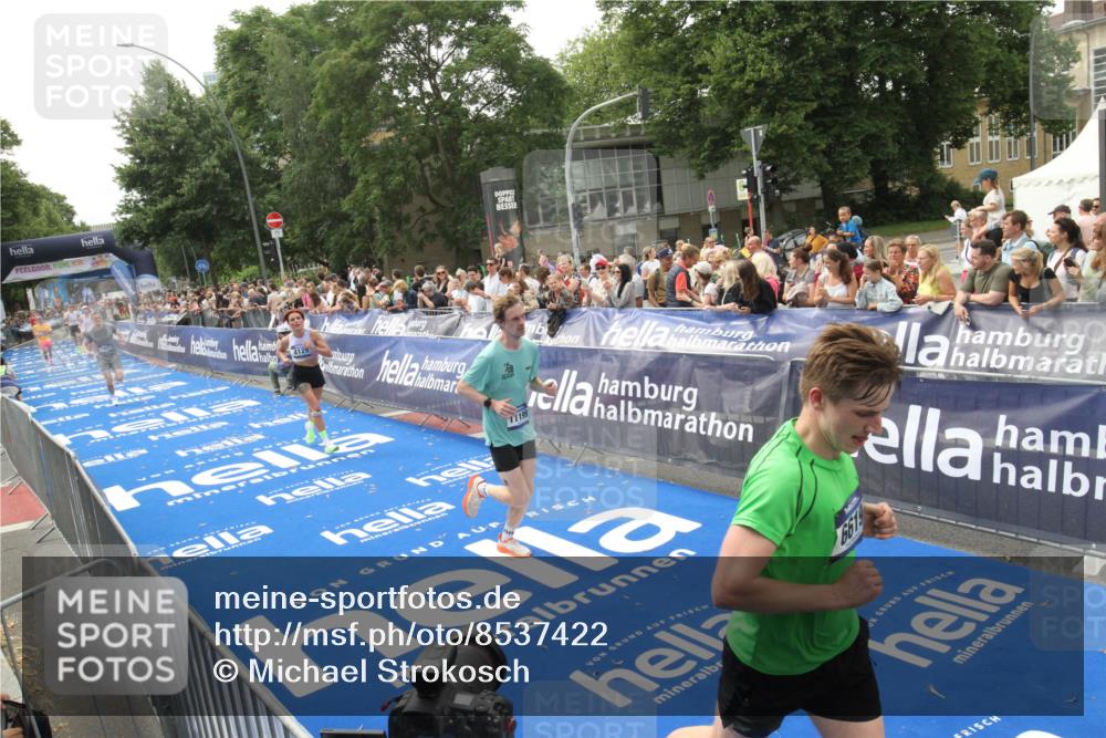 29.06.2025 - hella hamburg halbmarathon Michael Strokosch http://msf.ph/oto/8537422 29.06.2025 10:32:04 Ziel  meine-sportfotos.de