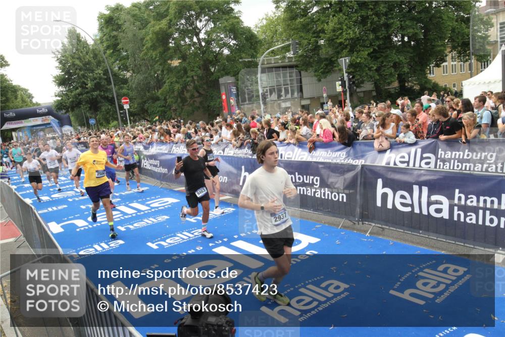 29.06.2025 - hella hamburg halbmarathon Michael Strokosch http://msf.ph/oto/8537423 29.06.2025 10:49:45 Ziel  meine-sportfotos.de