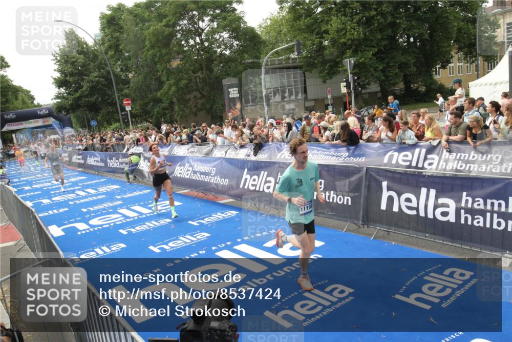 29.06.2025 - hella hamburg halbmarathon Michael Strokosch http://msf.ph/oto/8537424 29.06.2025 10:32:05 Ziel  meine-sportfotos.de