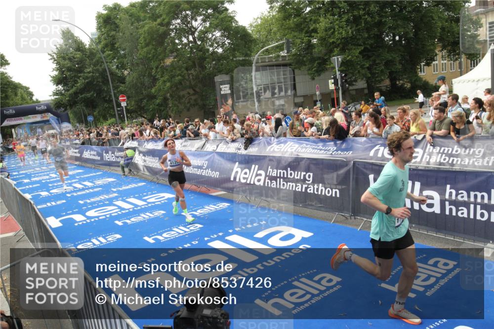 29.06.2025 - hella hamburg halbmarathon Michael Strokosch http://msf.ph/oto/8537426 29.06.2025 10:32:05 Ziel  meine-sportfotos.de
