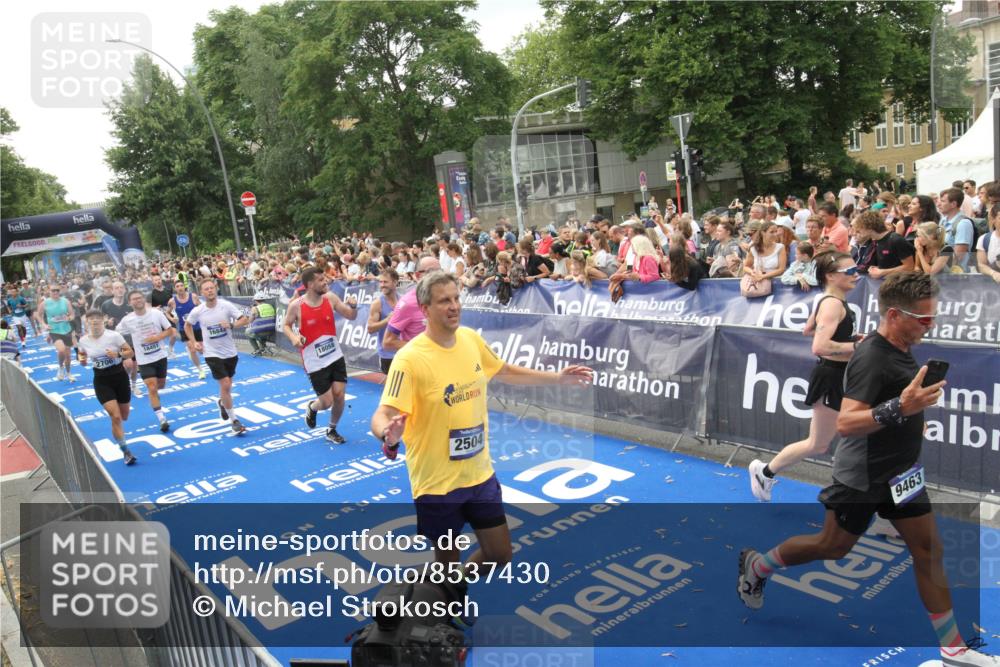 29.06.2025 - hella hamburg halbmarathon Michael Strokosch http://msf.ph/oto/8537430 29.06.2025 10:49:46 Ziel  meine-sportfotos.de